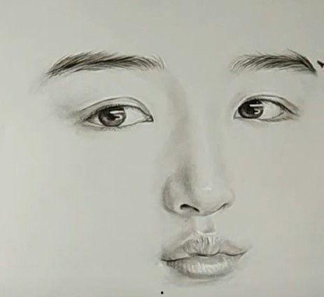 画明星嘴巴,嘴角微扬，尽显风情