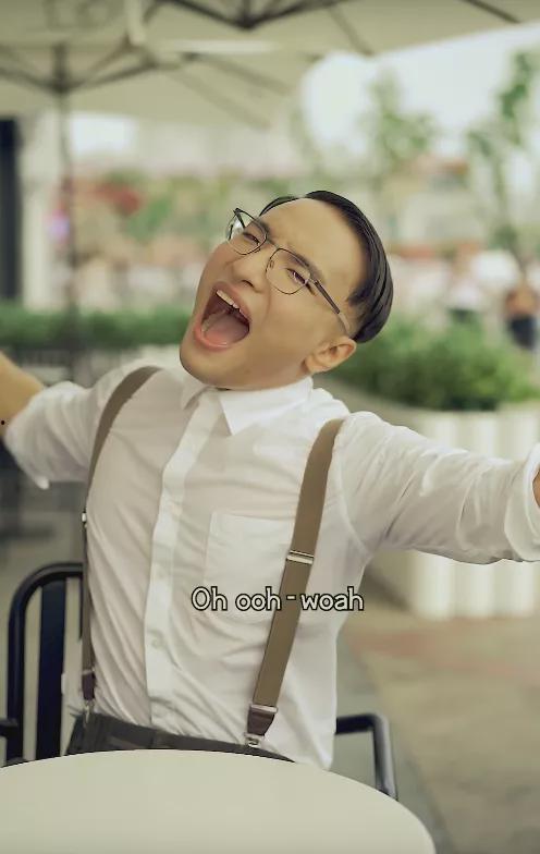 靠走路唱歌火了的网红男